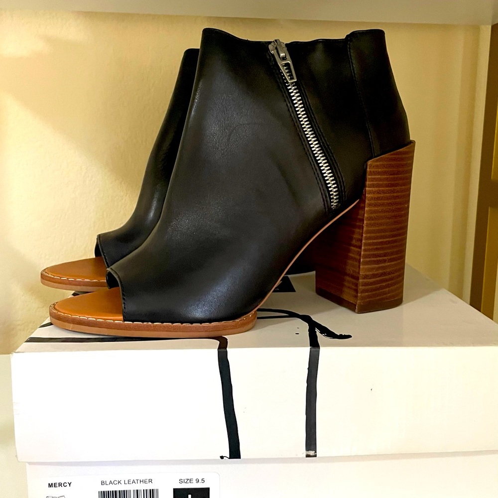 Peep toe block heel